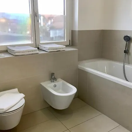 1st Floor - Hochwertige Mit Balkon Und Aufzug Apartman