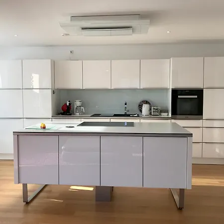 1st Floor - Hochwertige Mit Balkon Und Aufzug Apartman *