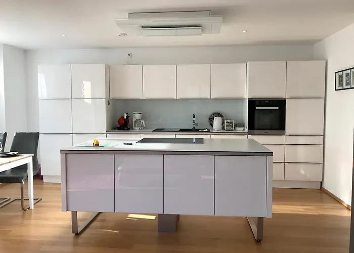 1st Floor - Hochwertige Mit Balkon Und Aufzug Lejlighed *
